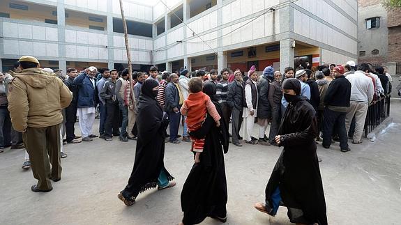 Colas a las puertas de un colegio electoral en Delhi. 