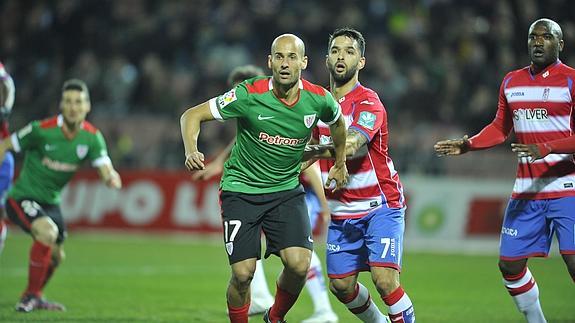 Mikel Rico (i) y Candeias.   EFE