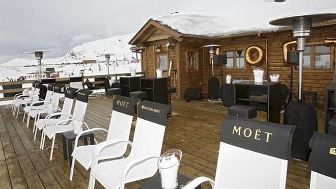 Vistas de la terraza del Moët Winter Lounge, en la estación de Baqueira