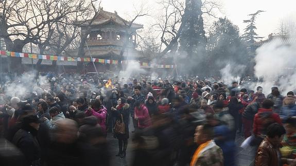 Los chinos han dado la bienvenida al Año Lunar con petardos y fuegos artificales. 