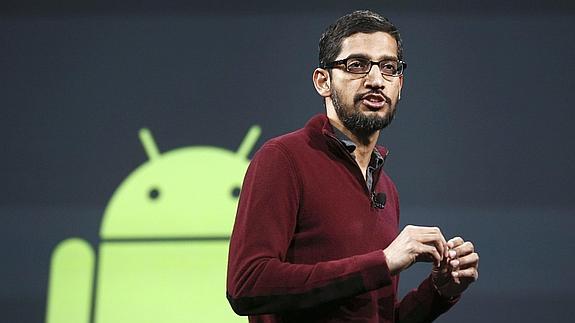Sundar Pinchai, de Google, frente al logo de Android.