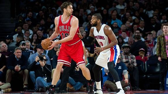 Pau Gasol mantiene la posesión ante Greg Monroe. 