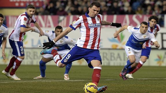 Mandzukic lanza un penalti durante el partido. 