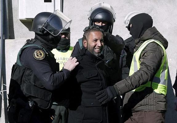 Agentes de la Guardia Civil trasladan al detenido en Barcelona. 