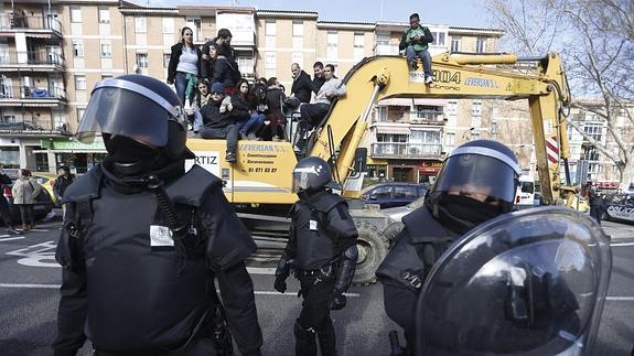 Varias personas han intentado evitar el desalojo. 