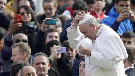 El Papa se cambia de solideo, hoy, en Roma.