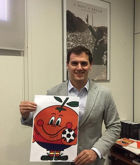 Albert Rivera, con un cartel de 'Naranjito'. 