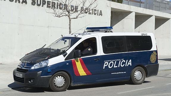 Un vehículo policial traslada a cinco detenidos.