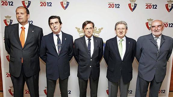 De izquierda a derecha, la junta directiva de Osasuna en 2012 con Peralta, Purroy, Archanco, Pascual y Ganuza. 