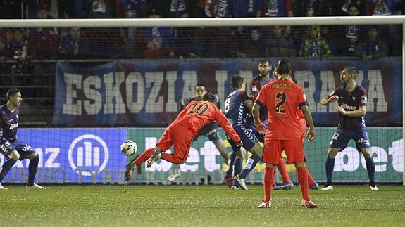 Leo Messi, en el remate del segundo gol. 