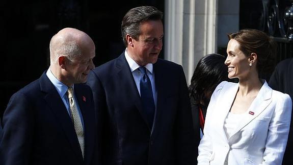 Angelina Jolie charla con David Cameron.