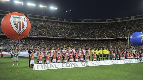 Los jugadores del Athletic y del Barcelona posan momentos antes dde la final de la Copa del Rey de 2012. 