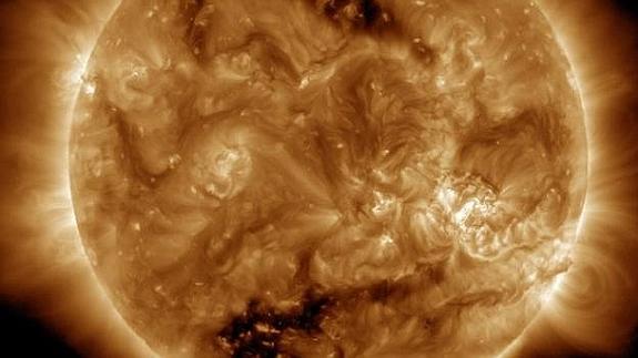 Imagen de dos agujeros polares en el Sol. 