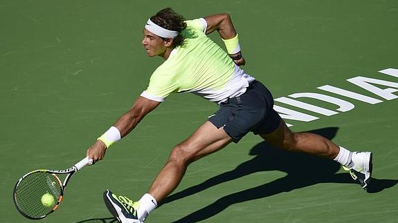 Nadal golpea la pelota. 