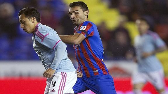 Orellana (i) y Barral pelean por un balón. 