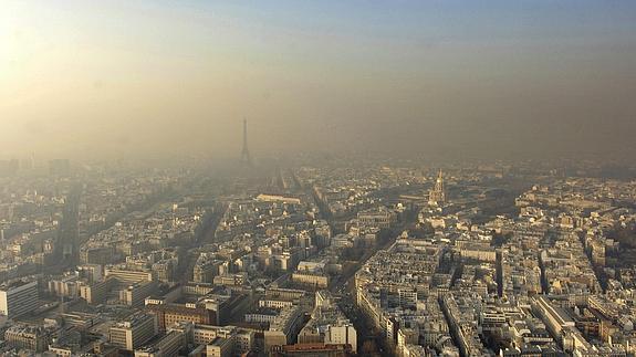 Imagen de la Torre Eiffel envuelta por la contaminación. 