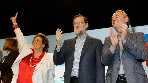 Mariano Rajoy, entre Rita Barberá y Alberto Fabra. Efe | Atlas