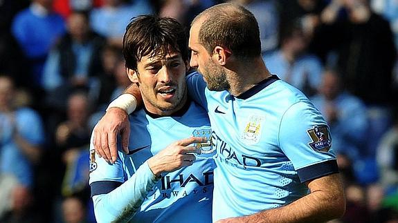 Silva (i) y Zabaleta celebran la victoria. 