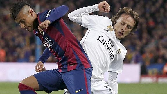 Modric (d) y Neymar luchan por un balón. 