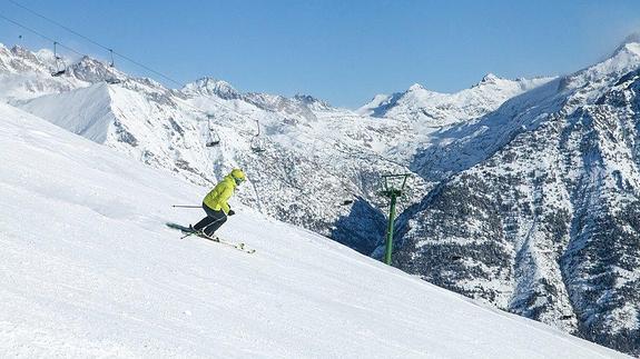 Un usuario se desliza por las pistas de Formigal-Panticosa