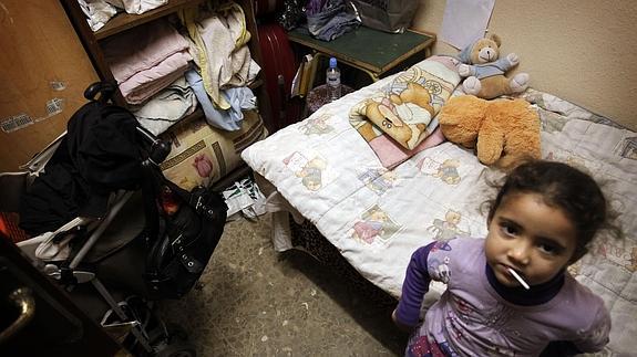 Una niña valenciana posa en su vivienda. 