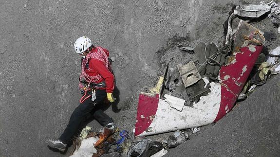 Búsqueda de los restos tras el accidente.