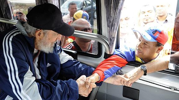 Castro saluda a uno de los jóvenes venezolanos. 