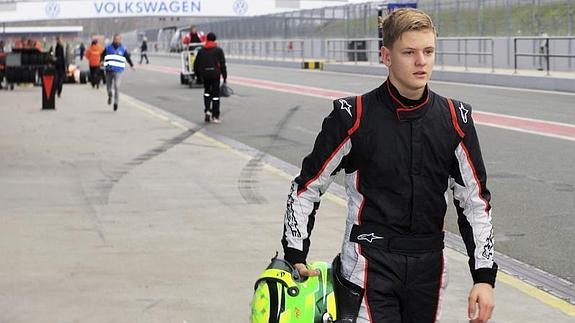 Mick Schumacher abandona el circuito de Oschersleben. 