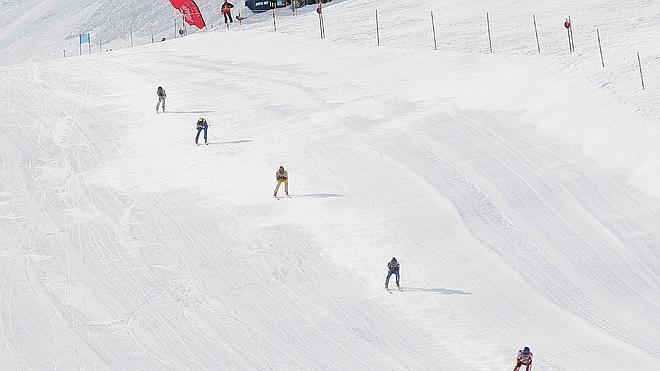 Miles de participantes se reúnen en el descenso de la 'Allalin Center'