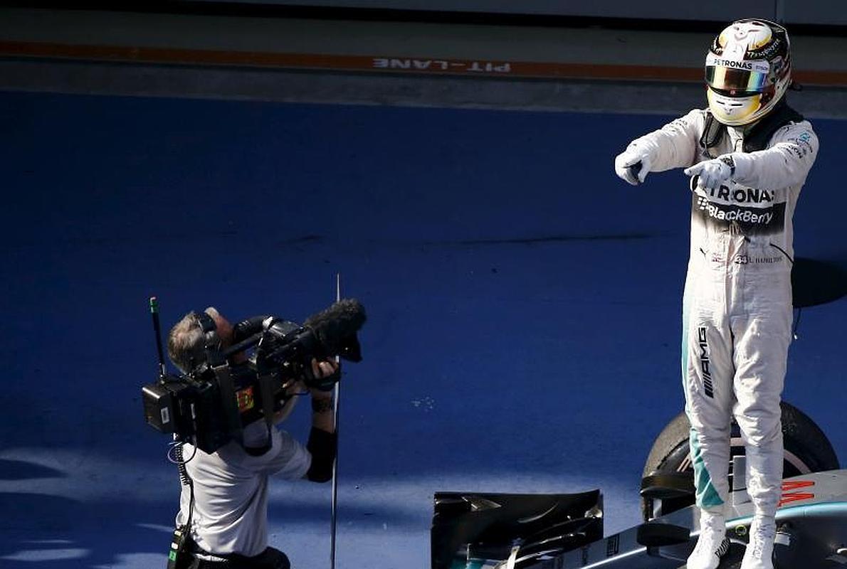 Hamilton celebra su victoria. 