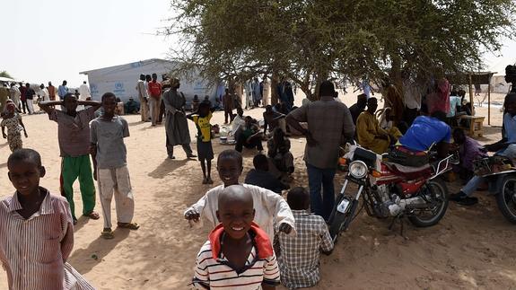 Unos niños sonríen en un campo de refugiados de Chad.