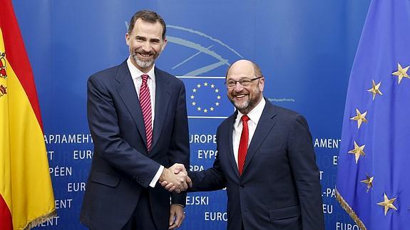 Felipe VI saluda al presidente de la Eurocámara. 