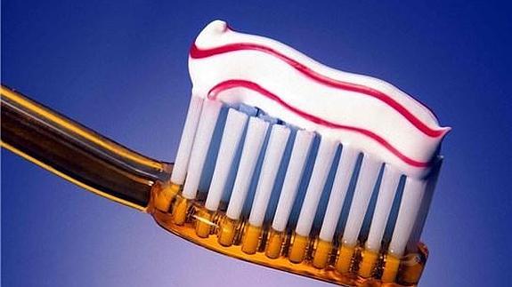 Cuida tu cepillo de dientes y mejorarás la salud de tu boca. 