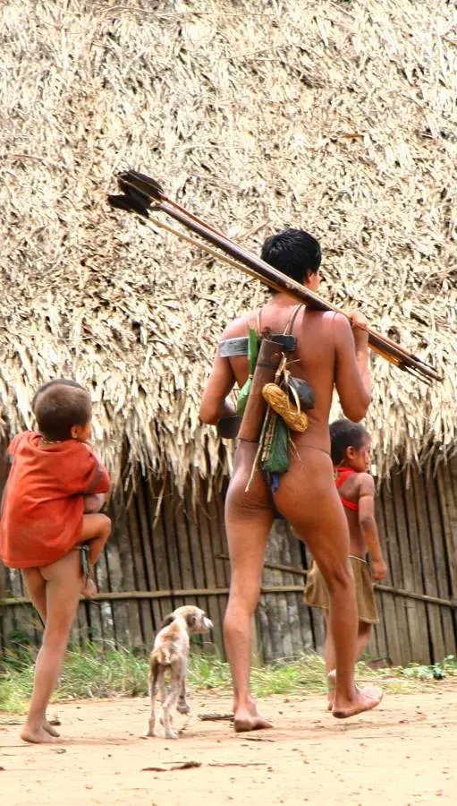 Algunos de los indígenas estudiados, frente a su chapono