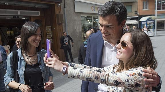 Pedro Sánchez se hace un selfi en Coloma de Gramenet.