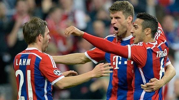 Lahm (i), Müller y Thiago celebran un gol. 