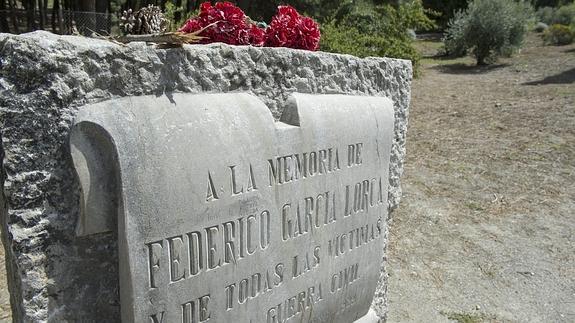 Monolito en memoria a Federico Garcia Lorca, en el paraje de Fuente Grande de Alfacar (Granada).