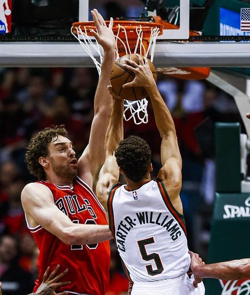 Pau Gasol trata de evitar una canasta de Carter-Williams. 