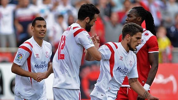 Los jugadores del Sevilla celebran el primer gol. 