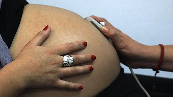 Una mujer embarazada en una revisión.