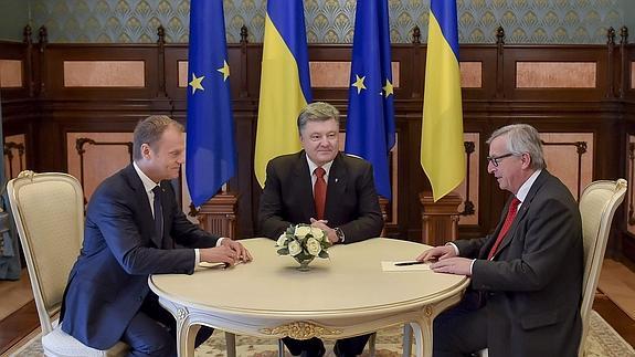 Donald Tusk, Petró Poroshenko y Jean-Claude Juncker. 
