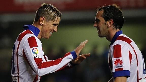 Fernando Torres (i) celebra su gol con Godín. 