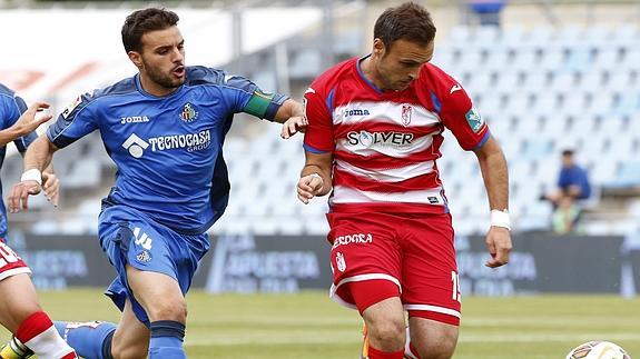 Pedro León (i) y Cala pelean por el balón. 