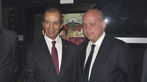 Jorge Fernández Díaz (d), y su homólogo marroquí, Mohamed Hassad.