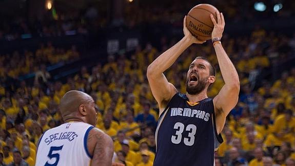 Marc Gasol (d) lanza a canasta ante Marreese Speights. 