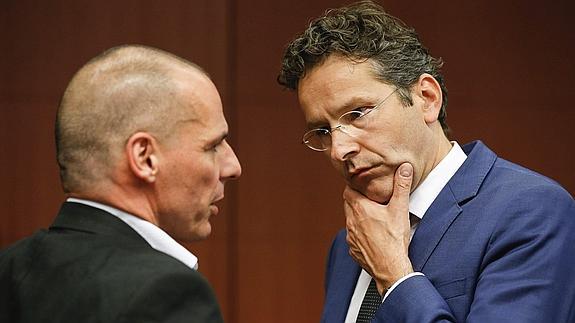 Yanis Varoufakis conversa con el presidente del Eurogrupo, Jeroen Dijsselbloem. 