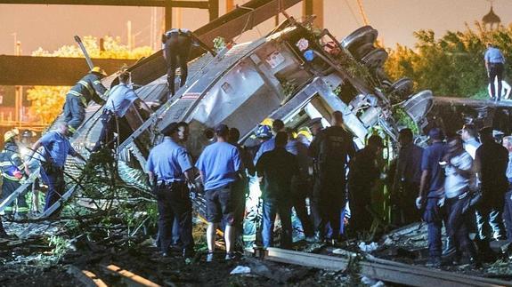 Los equipos de rescate trabajan en el lugar del descarrilamiento. 