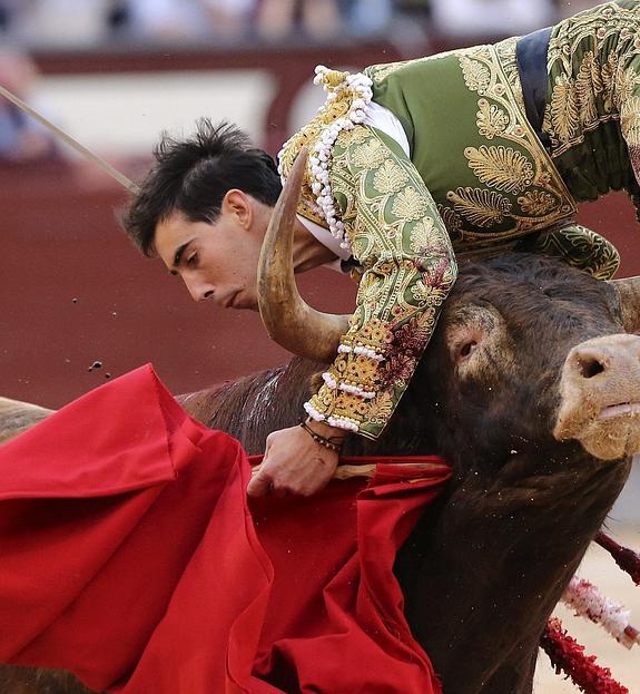 El diestro Jiménez Fortes es levantado por los aires por su segundo toro.