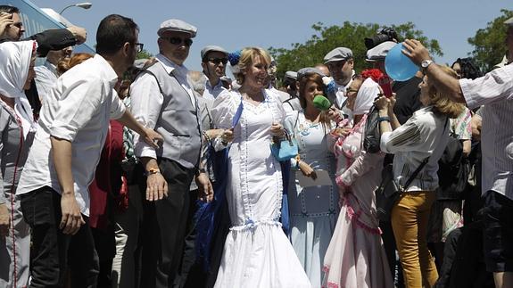 Esperanza Aguirre, de chulapa en la pradera de San Isidro.