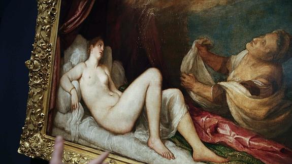 El Museo del Prado ha presentado el resultado del proceso de restauración al que ha sometido dos obras de Tiziano que forman parte de las seis "Poesías" encargadas por Felipe II cuando aún era príncipe, "Dánae" (en la imagen) y "Venus y Adonis".